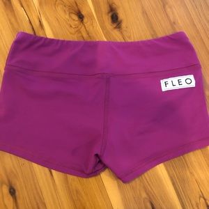 Fleo Magenta 2.5 shorts Medium EUC